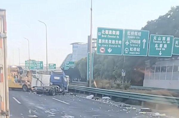 恒财网配资 外环高速两货车发生碰撞 冷藏车箱体脱落 大量物品散落