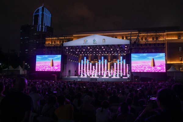 股查查 晚风+草坪+30国艺术家轮番献演！“秋之韵”开启上海秋日浪漫