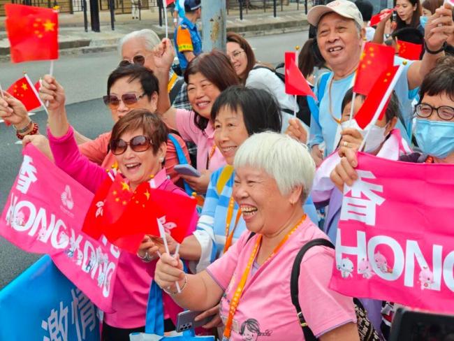 深圳市民欢呼迎接火炬手的到来 共襄全运盛会