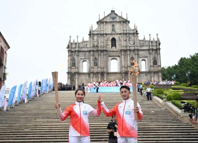 深圳市民欢呼迎接火炬手的到来 共襄全运盛会