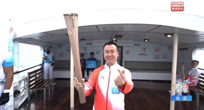 深圳市民欢呼迎接火炬手的到来 共襄全运盛会