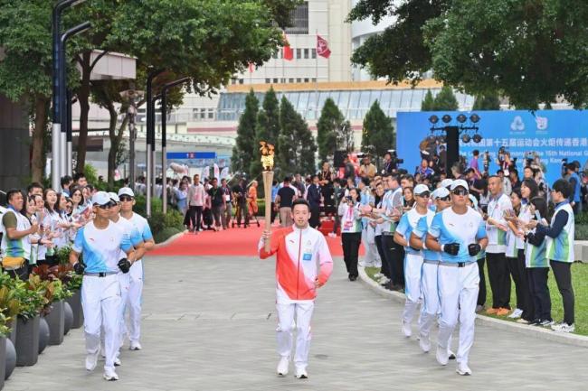 深圳市民欢呼迎接火炬手的到来